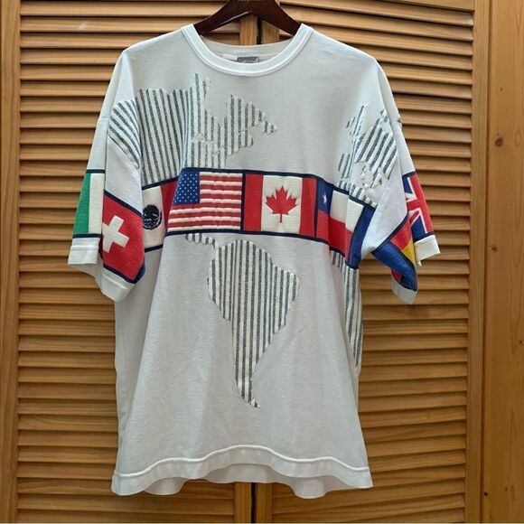 Vintage All over graphic World T-shirt Size XL - Picture 1 of 10